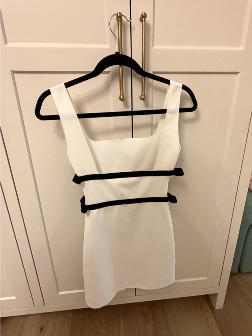 NET Zara White Mini Dress with Black Trim - Picture 3 of 6